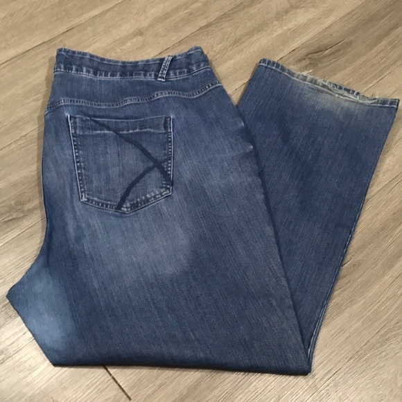 Lane Bryant Medium Wash “Straight Leg” 5pkt style Jeans size 26 - Picture 1 of 9